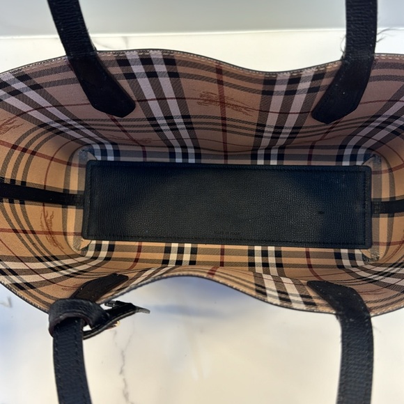 Burberry - reversible medium size tote. - Picture 2 of 4
